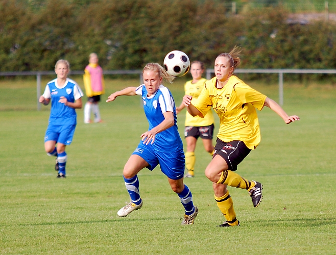 2011_0620_08.JPG - Elin Segerstedt försöker komma loss från sin bevakning