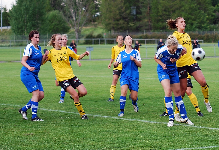 2011_0620_09.JPG - En hörna där Götlundas frösvar nickar undan bollen