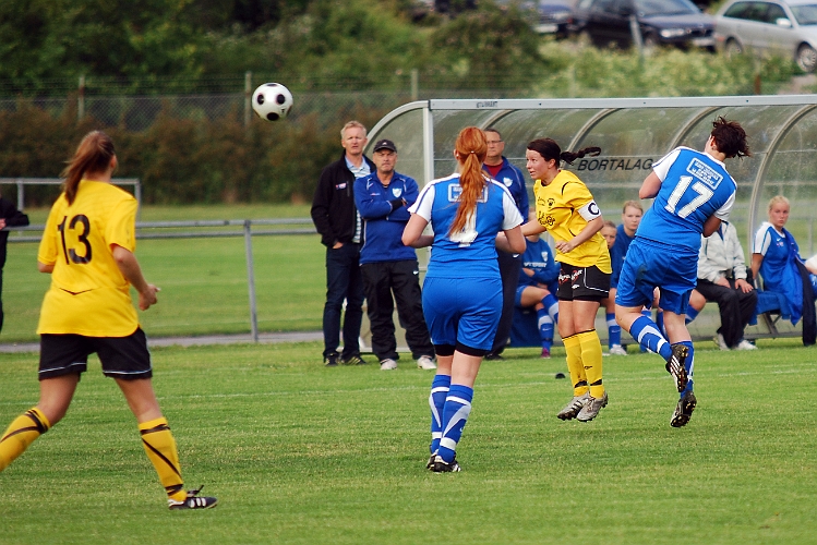 2011_0620_10.JPG - Jenny Ammesmäki nickar undan bollen på mittplan