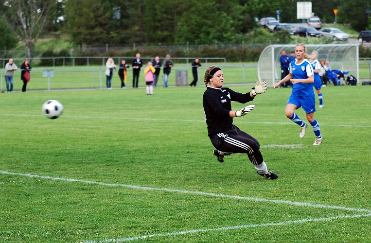 2011_0620_14.JPG - . . . . den här gången gör hon inget misstag, 2-0 till Södra genom Sofia Larsson