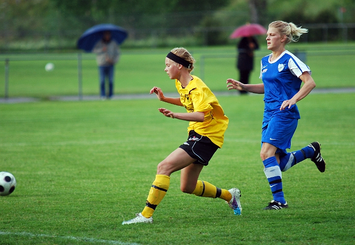 2011_0620_19.JPG - Hanna Garman missar bollen med någon centimeter precis framför målet