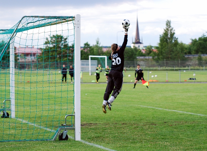 2011_0620_21.JPG - Ytterligare en fin räddning av Mikaela Lundin på en frispark från Elin Segerstedt