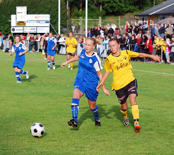 2011_0620_22.JPG - Adelisa Grabus försöker att trycka sig förbi Götlundabacken