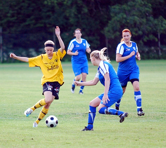 2011_0620_23.JPG - Hanna Garman utmanar Götlunda försvaret