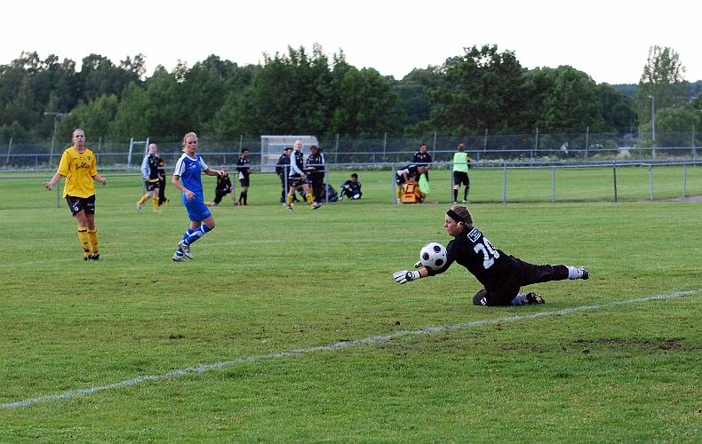 2011_0620_29.JPG - Nära ett mål men bollen går förbi både målvakten och målet