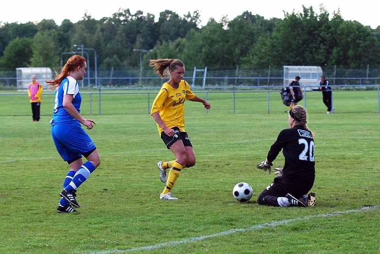 2011_0620_30.JPG - Sofia Larsson hinner inte riktigt fram innan målvakten lägger handskarna på bollen