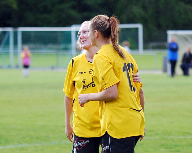 2011_0620_32.JPG - Målskytten grattas av Elin bergkvist