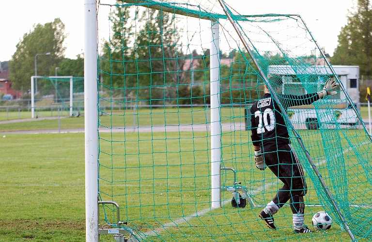 2011_0620_33.JPG - Och Götlundas målvakt har bara att hämta ut bollen ur nätmaskorna