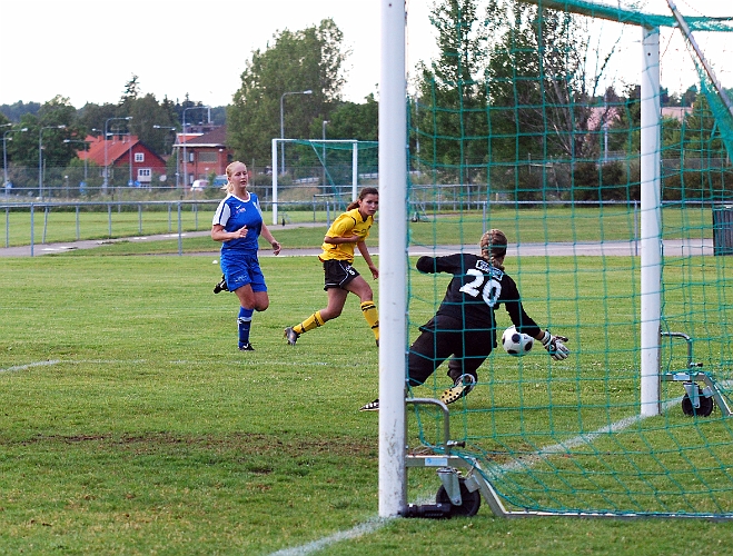 2011_0620_34.JPG - Bra läge för Betty Blixt men målvakten gör en bra räddning till hörna