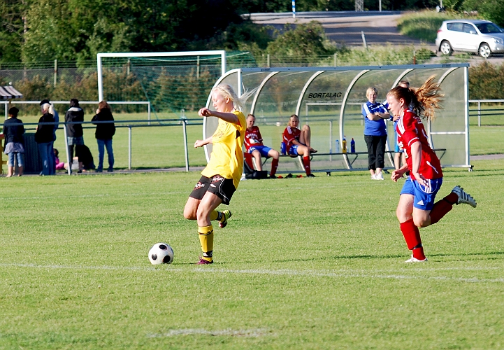 2011_0622_01.JPG - Elin Bergkvist skjuter från distans . . . .