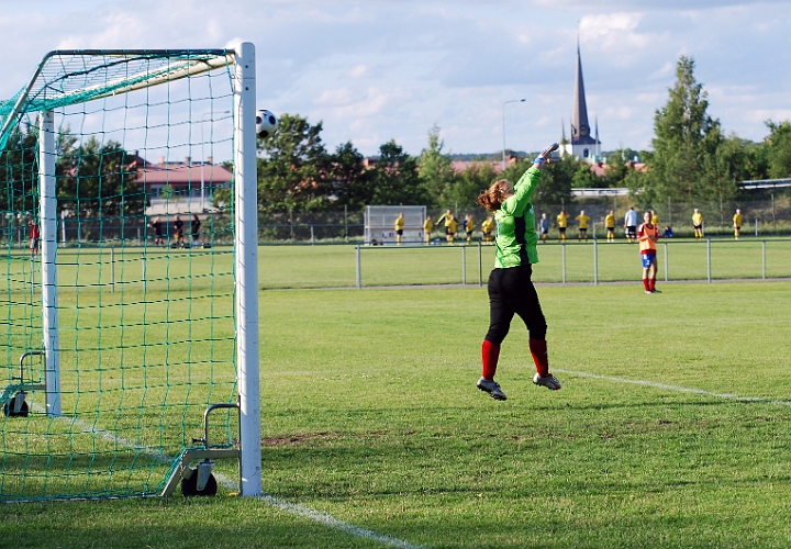 2011_0622_02.JPG - . . . . och bollen seglar galant in i målet, 1-0 till Södra