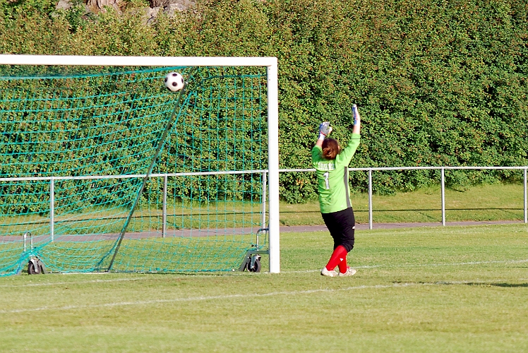 2011_0622_05.JPG - Karin haglind stänker in 3-0 till Södra uppe i högra krysset