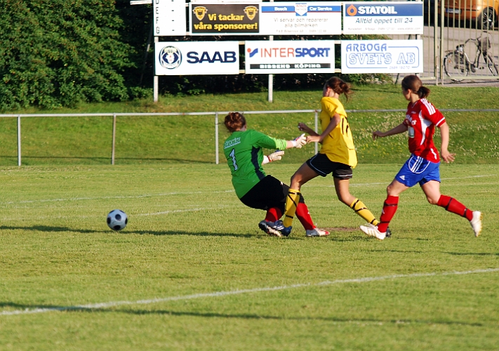 2011_0622_06.JPG - Linn Simonsson hinner före målvakten och placerar in 4-0 till Södra