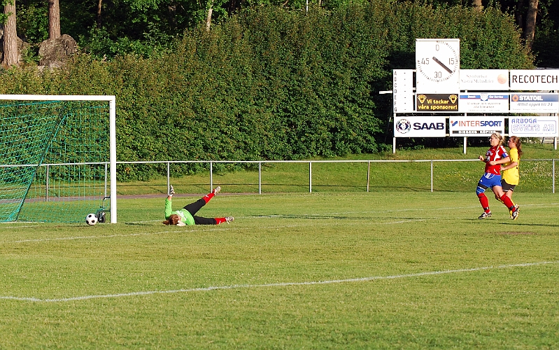 2011_0622_08.JPG - . . . . och bollen går in i bortre delen av målet, 5-0 till Södra