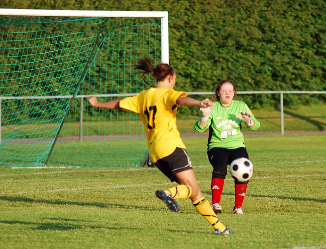 2011_0622_09.JPG - Linn Simonsson lobbar bollen över målvakten . . . .