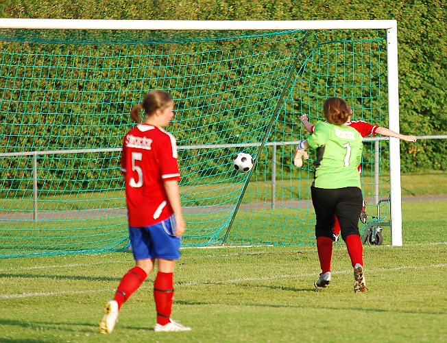 2011_0622_10.JPG - . . . . och bollen går elegant in i nätmaskorna, 6-0 till Södra