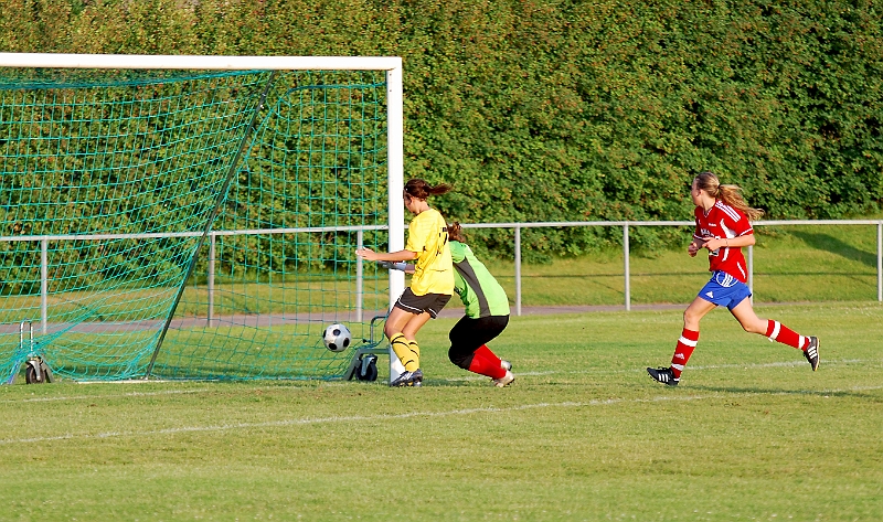 2011_0622_11.JPG - Linn Simonsson fullföljer på en retur på egen nick mot målet, 7-0 till Södra
