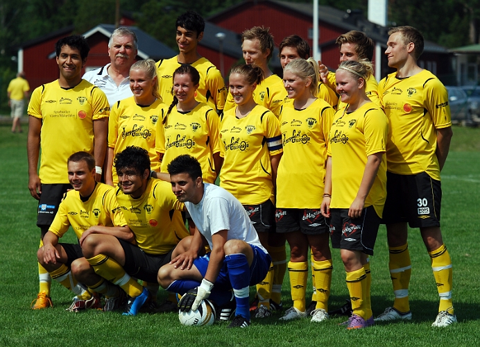 2011_0702_01.JPG - Lagbild innan första matchen