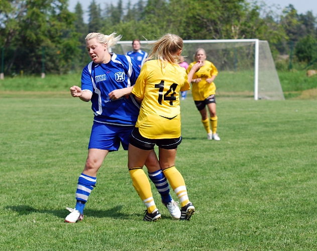 2011_0702_02.JPG - Arboga Södra IF - Himmeta IF 0-1. Elin Persson stöter ihop med en Himmetaspelare