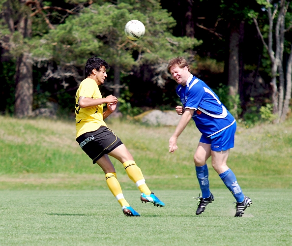 2011_0702_03.JPG - Regis Colombelli ser lite avvaktande ut i nickduellen