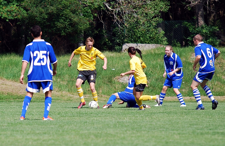 2011_0702_06.JPG - Filip Haglind dribblar sig förbi en Himmetaspelare
