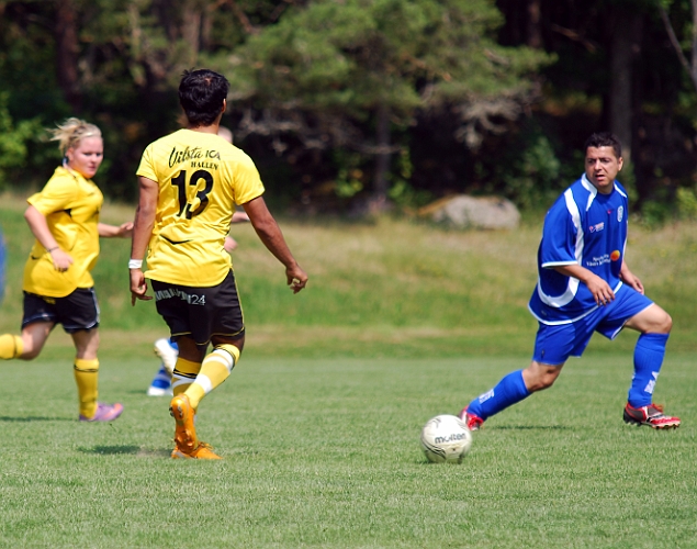 2011_0702_09.JPG - Jonas Hammarlund söker passningsalternativ