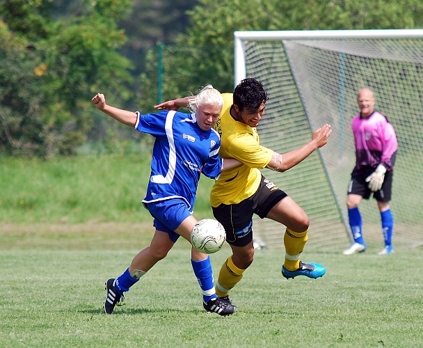 2011_0702_10.JPG - Regis Colombelli i närkamp med en Himmetaförsvarare