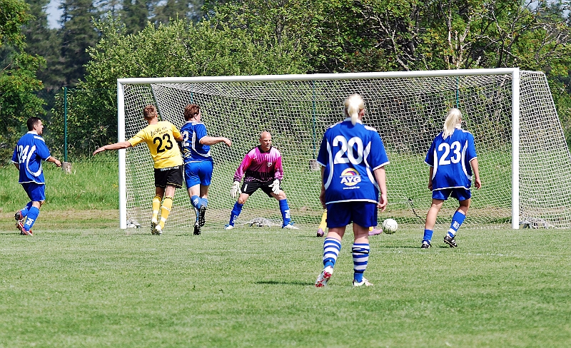 2011_0702_11.JPG - Ett bra läge för Södra men bollen går utanför målet