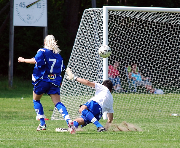 2011_0702_12.JPG - Nära att Himmeta tar ledningen men bollen går åt höger och Södraförsvaret får undan bollen