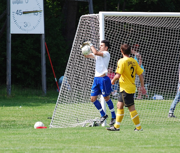 2011_0702_13.JPG - Mergim Bekaj tar in en studsande boll