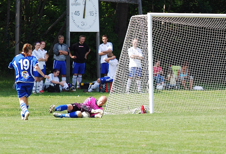 2011_0702_15.JPG - Himmet's målvakt räddar ett skott från kanten