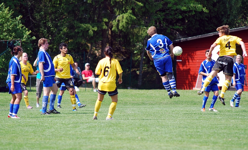 2011_0702_16.JPG - Brian NIlsson nickar bollen mot målet