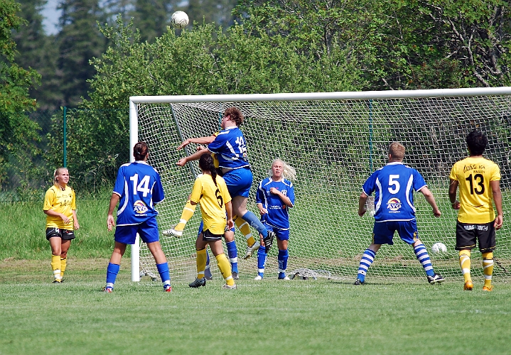 2011_0702_18.JPG - Himmeta ligger på framför Södra's mål efter en hörna