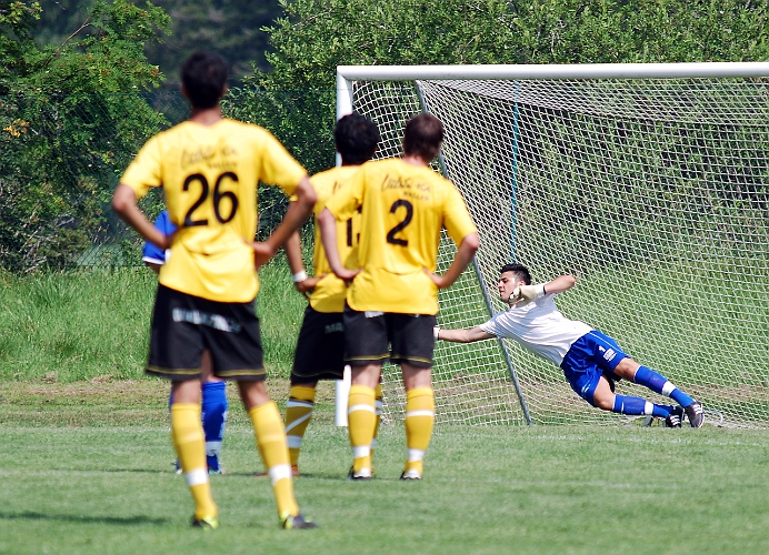 2011_0702_19.JPG - Mergim Bekaj sträcker ut men Himmeta tar ändå ledningen med 1-0 på straff