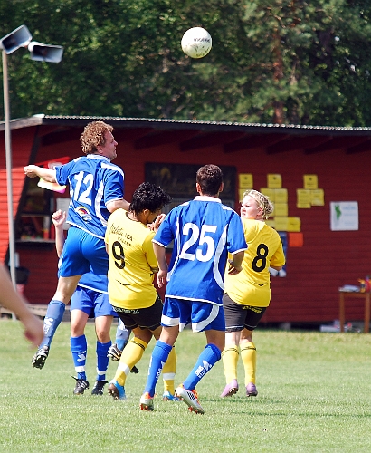2011_0702_20.JPG - Himmetaförsvaret nickar undan bollen