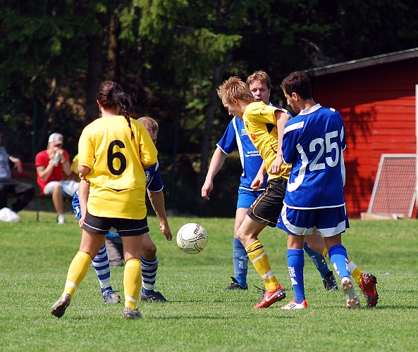 2011_0702_21.JPG - Filip Haglind försöker att dribbla sig igenom