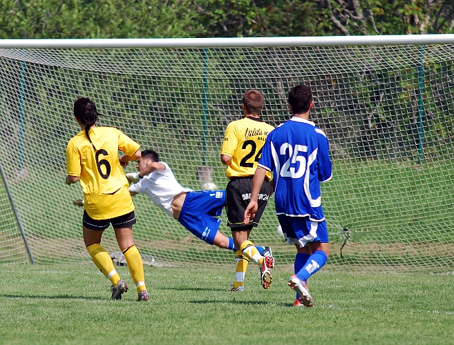 2011_0702_23.JPG - Mergim Bekaj gör en fin räddning på ett skott från kanten