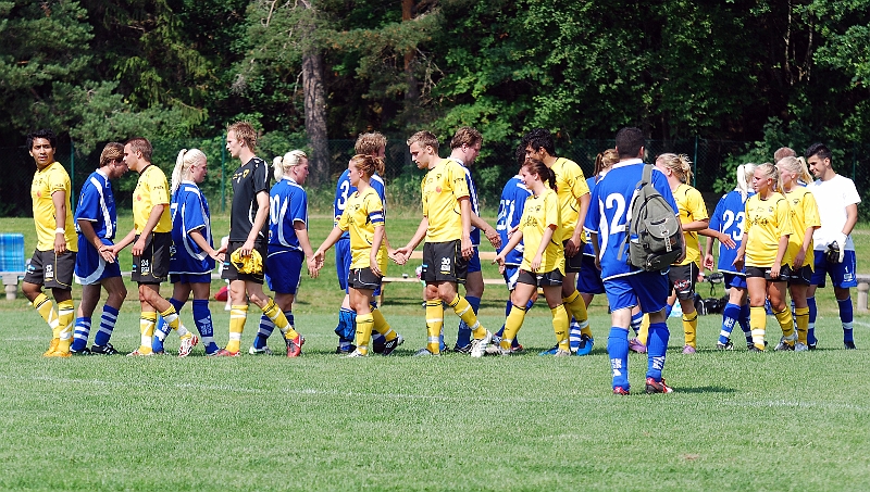 2011_0702_25.JPG - Spelarna tackar varandra efter matchen