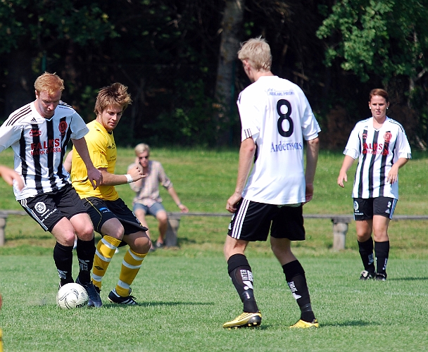 2011_0702_26.JPG - Arboga Södra IF - Munktorp BK 1-2. Brian Nilsson pressar mot Munktorpspelaren