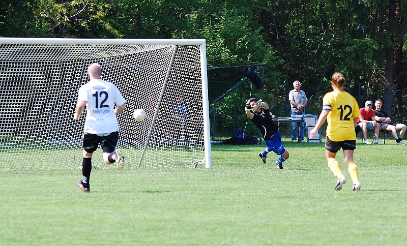 2011_0702_27.JPG - Munktorp tar ledningen med 1-0 tidigt i matchen på ett kantskott