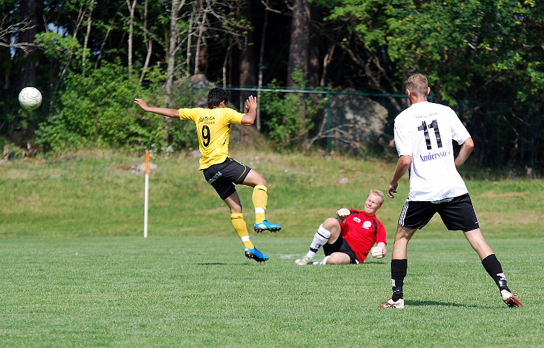 2011_0702_28.JPG - Munktorps målvakt hinner ut först på bollen