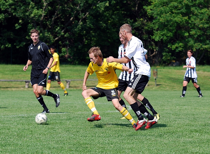 2011_0702_29.JPG - Filip Haglind håller ifrån för att hinna först på bollen