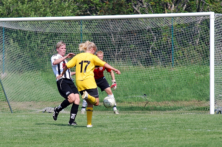 2011_0702_31.JPG - Kajsa Hermansson i ett bra läge men bollen går utanför målet