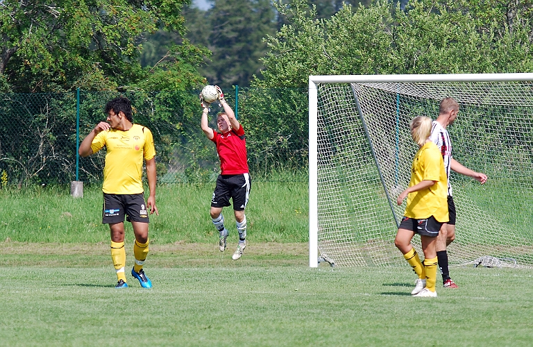 2011_0702_32.JPG - Munktorps målvakt plockar enkelt in bollen