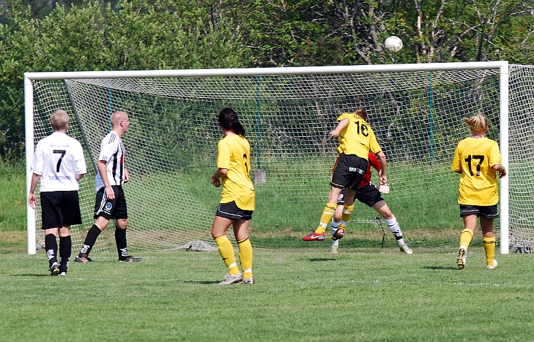 2011_0702_33.JPG - Filip Haglind nickar bollen över målet