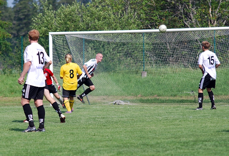 2011_0702_35.JPG - Munktorpspelaren nickar undan bollen till inkast