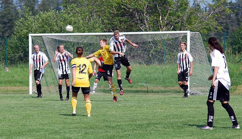 2011_0702_36.JPG - Filip Haglind i nickduell