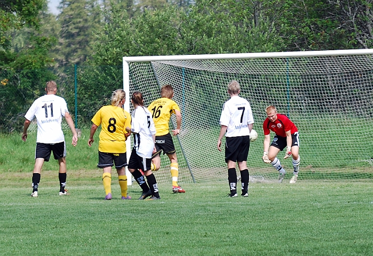 2011_0702_37.JPG - Munktorps målvakt tar enkelt hand om bollen