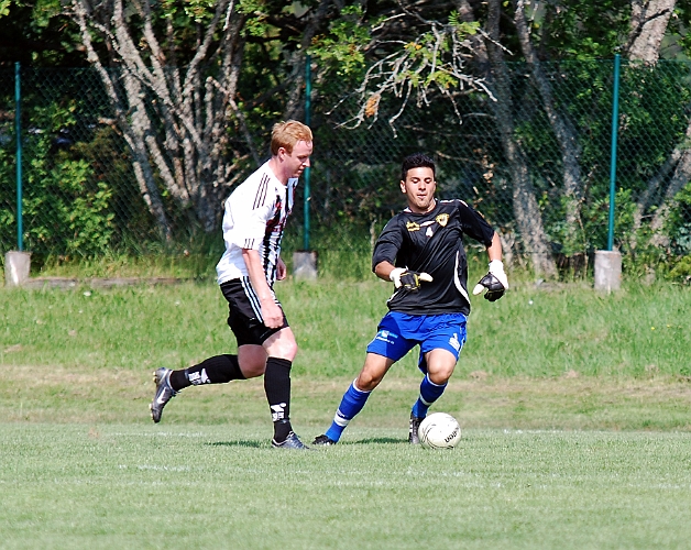 2011_0702_38.JPG - Munktorp tar ledning med 2-1 när spelaren rundar Mergim Bekaj och lägger in bollen i målet
