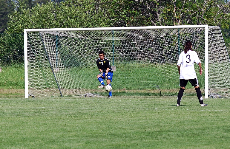 2011_0702_41.JPG - Mergim Bekaj räddar ett långskott med en fotparad